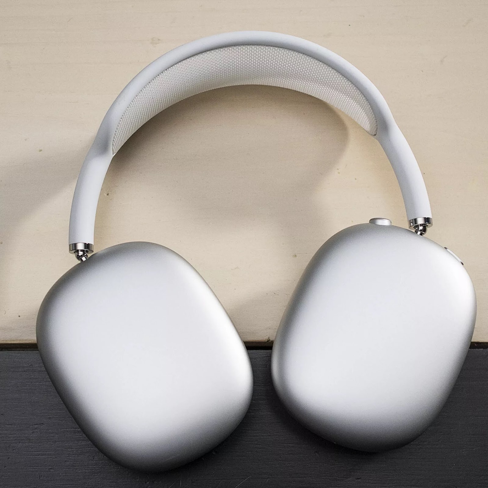 247DailyLogs – Apple – Airpods Max – Silver